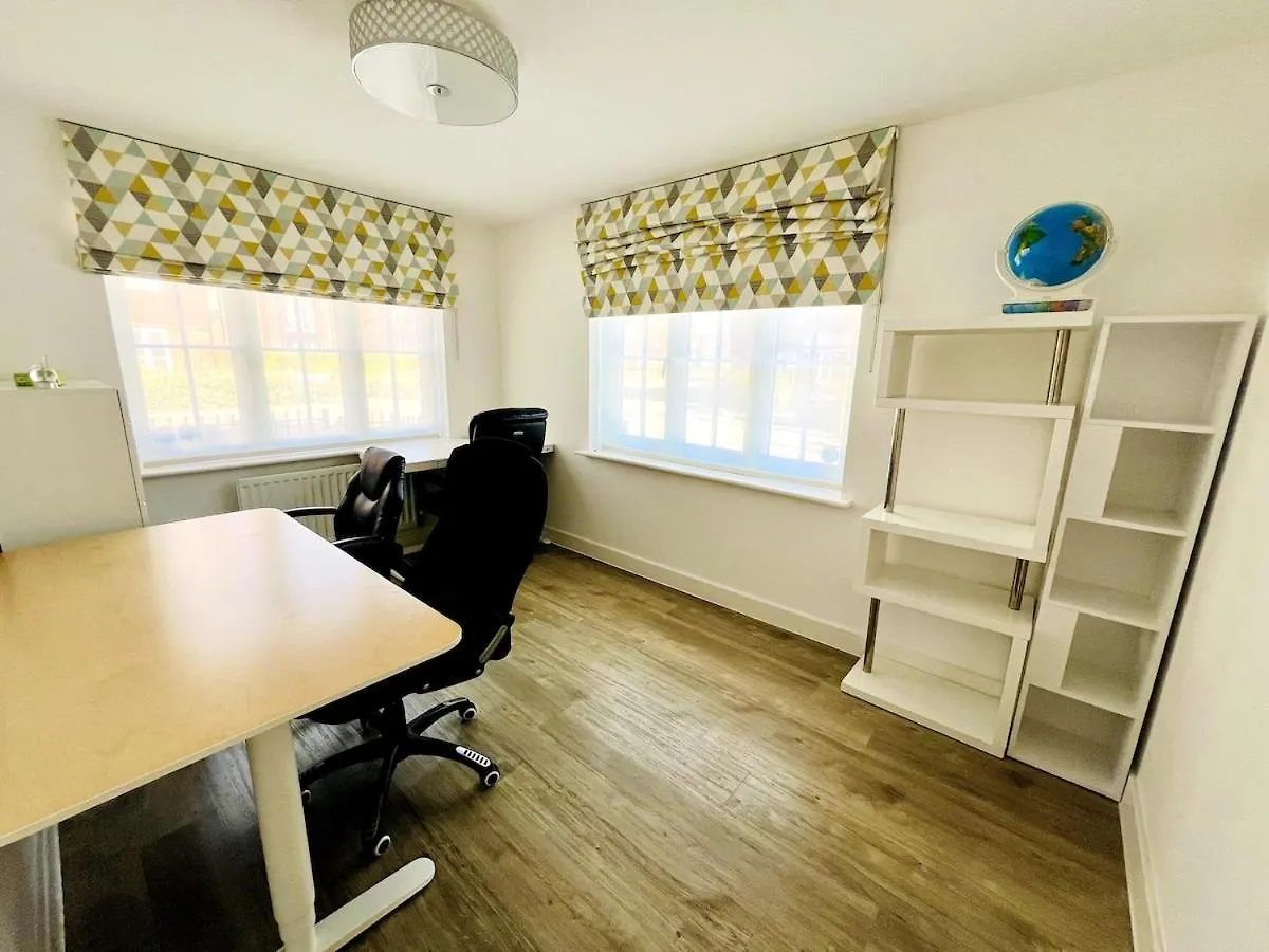 4 Bedroom Home With Study Space Horley 0*, Horley (Surrey)