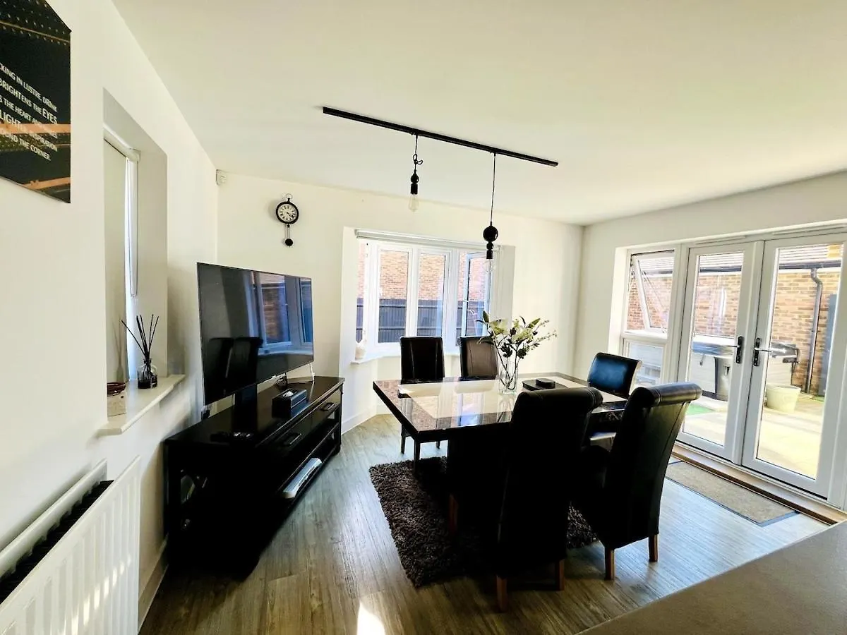 4 Bedroom Home With Study Space Horley