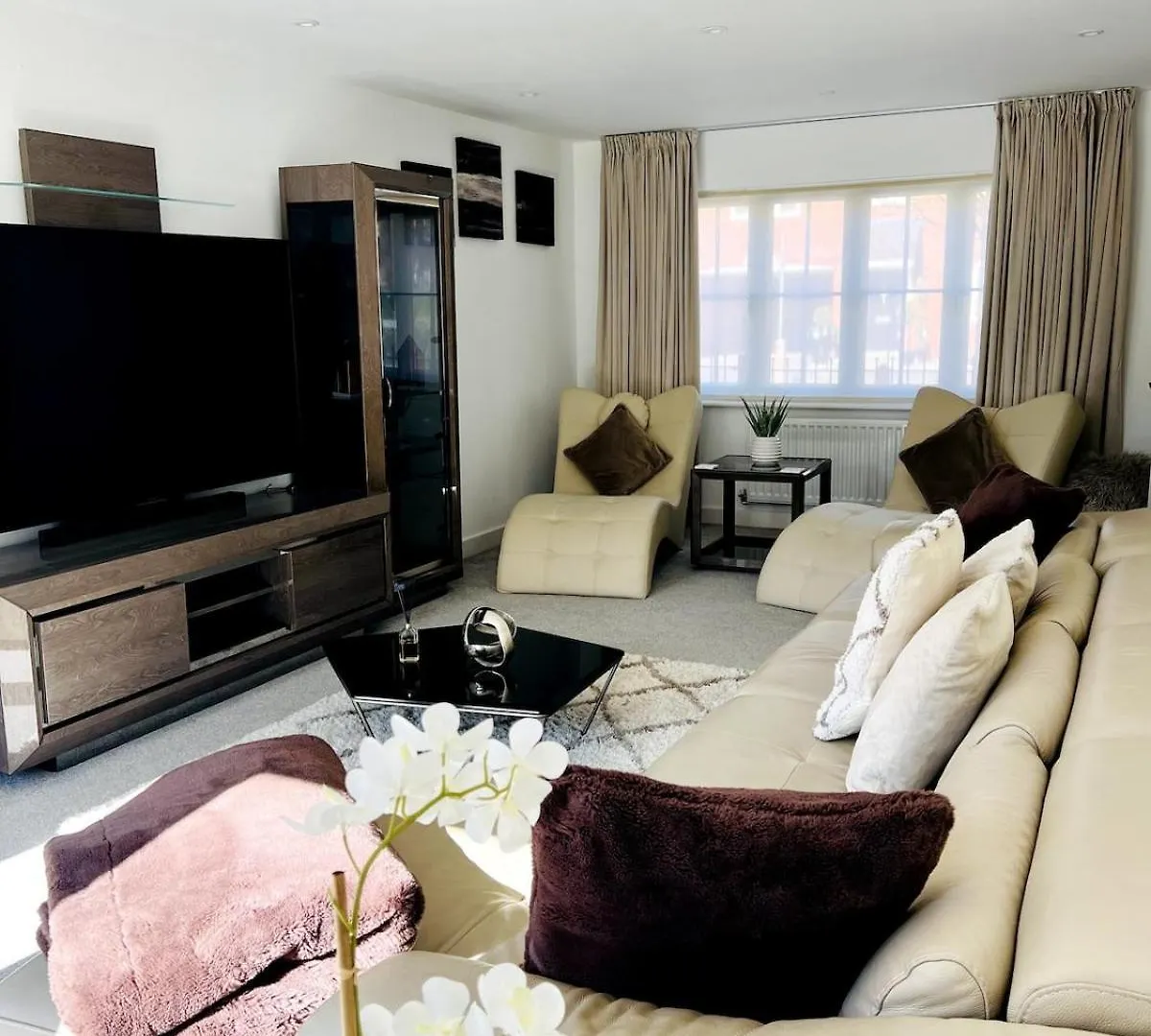 4 Bedroom Home With Study Space Horley Holiday home