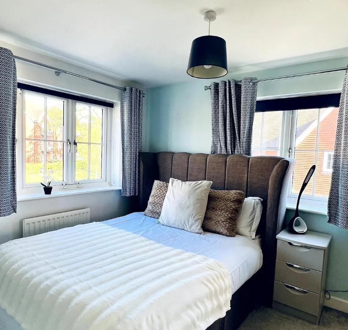 4 Bedroom Home With Study Space Horley Holiday home