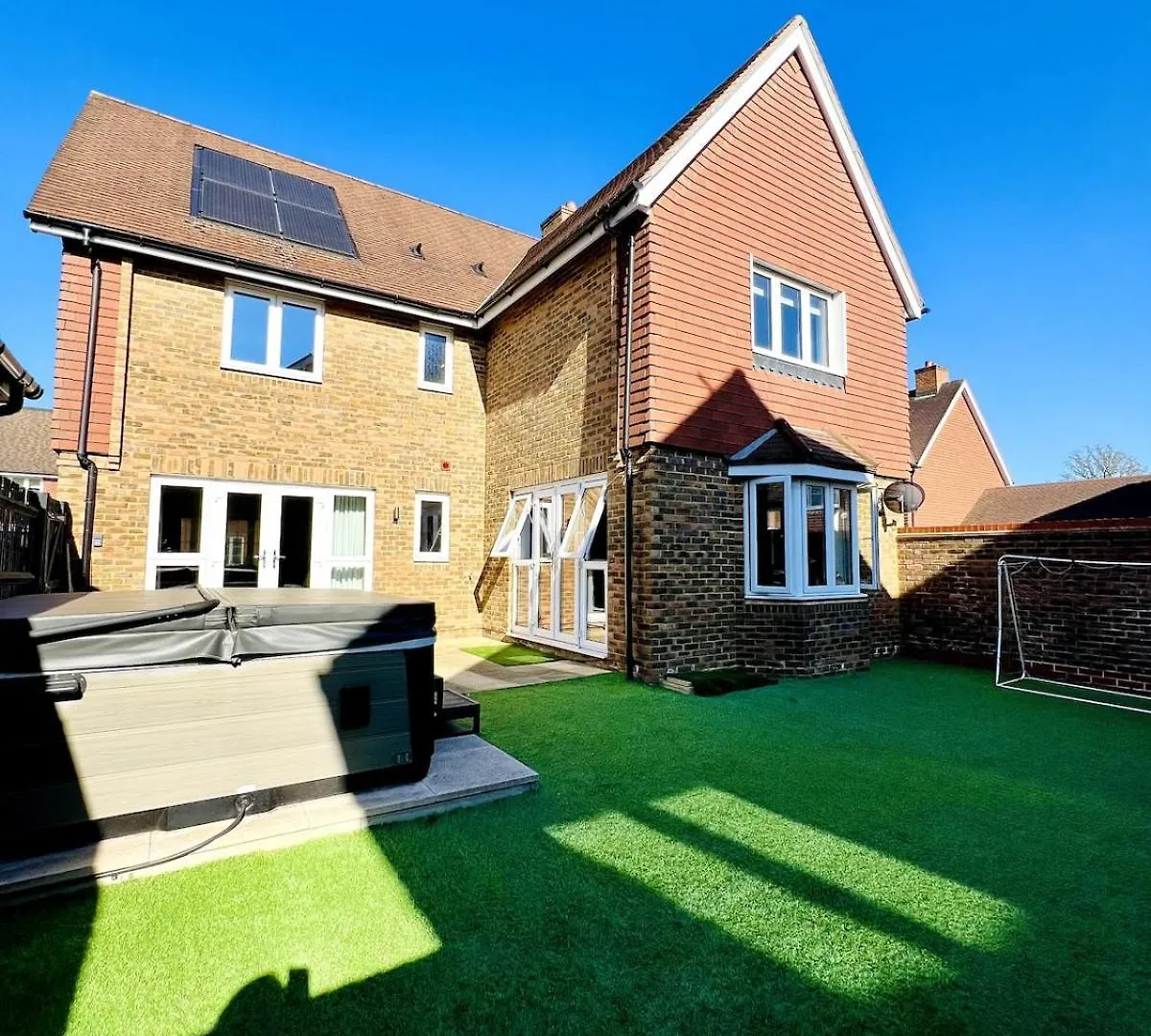 Holiday home 4 Bedroom Home With Study Space Horley United Kingdom