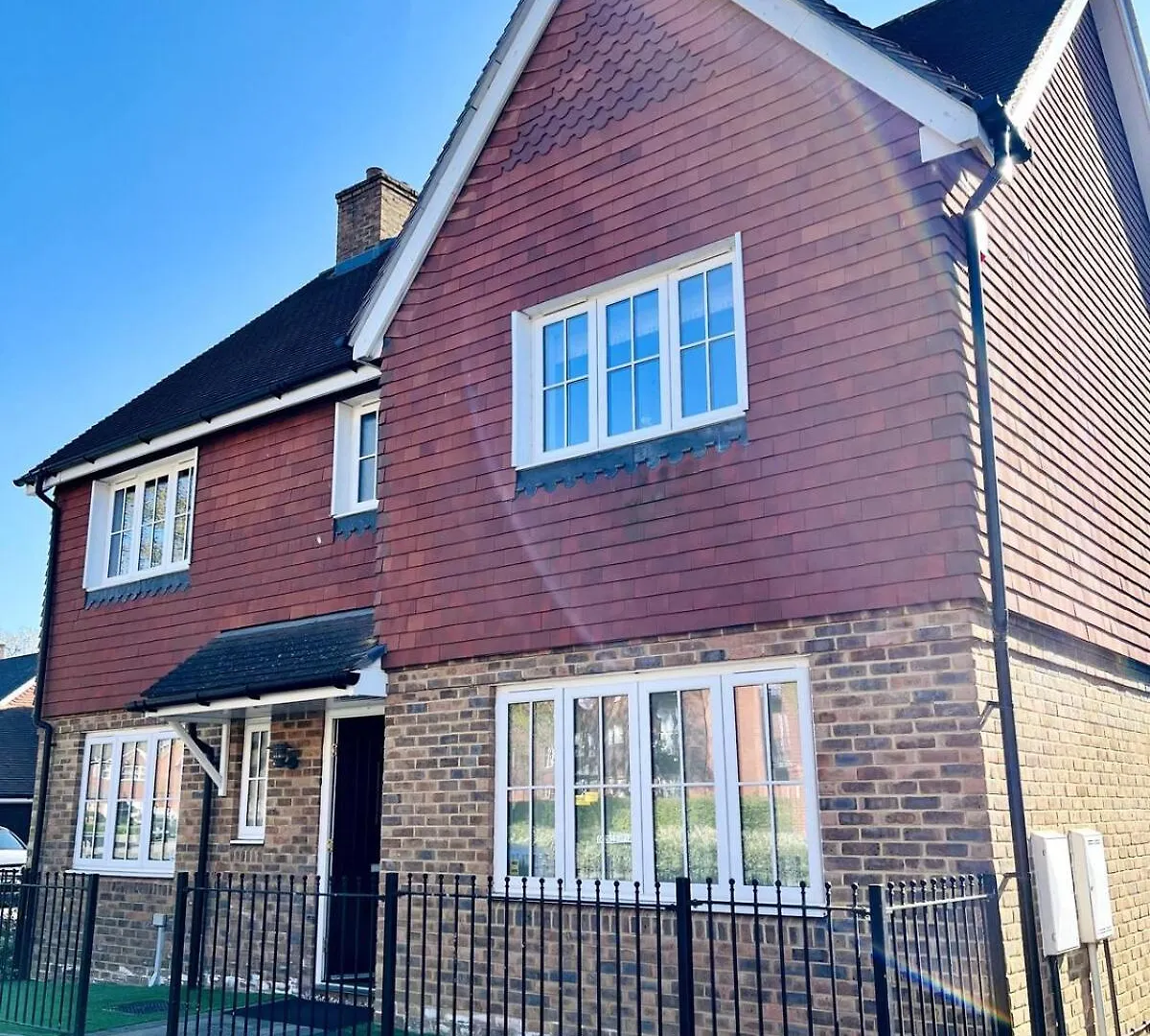 4 Bedroom Home With Study Space Horley