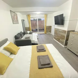  Guest house Gatwick