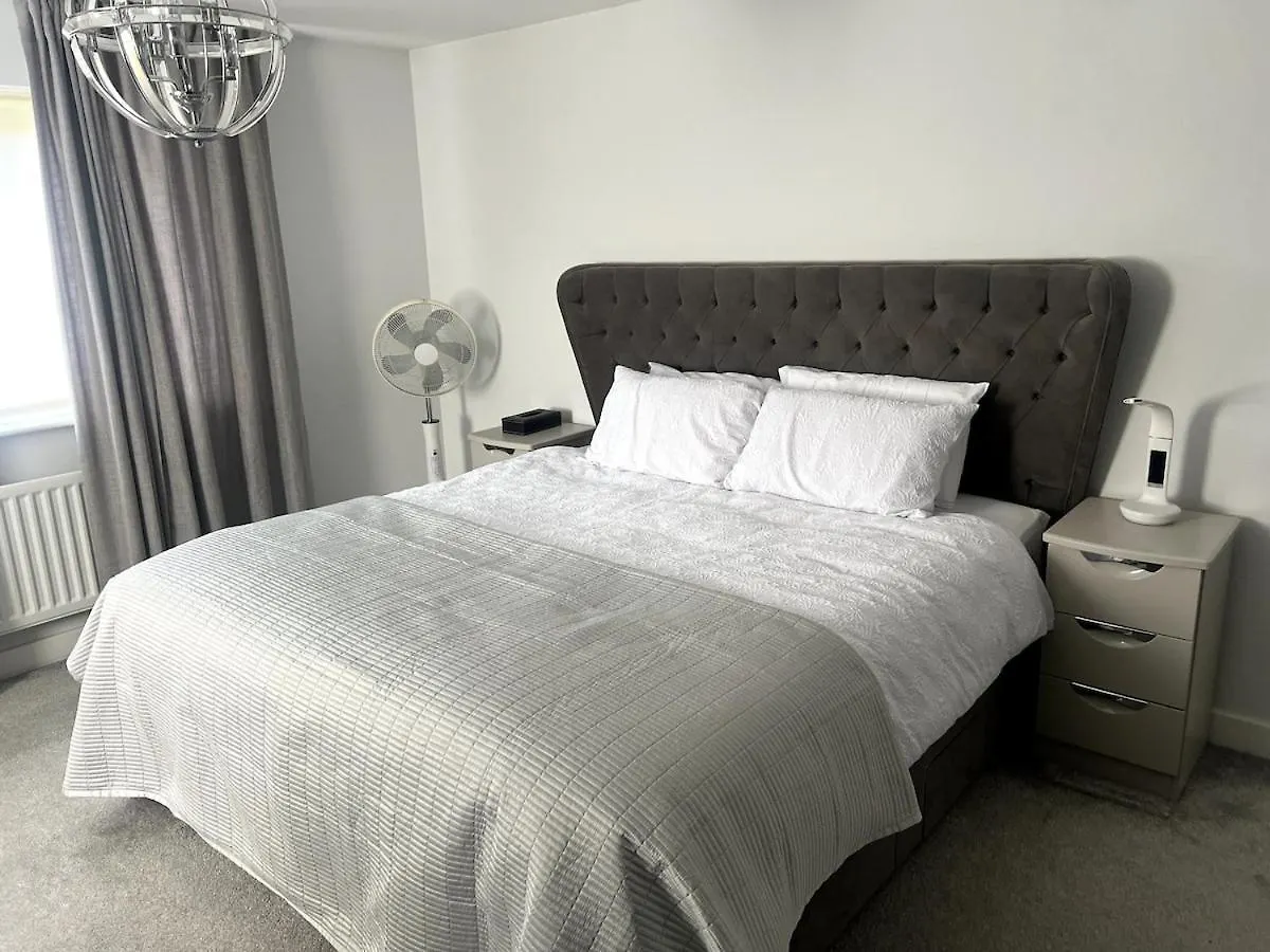 4 Bedroom Home With Study Space Horley 0*,  Velká Británie