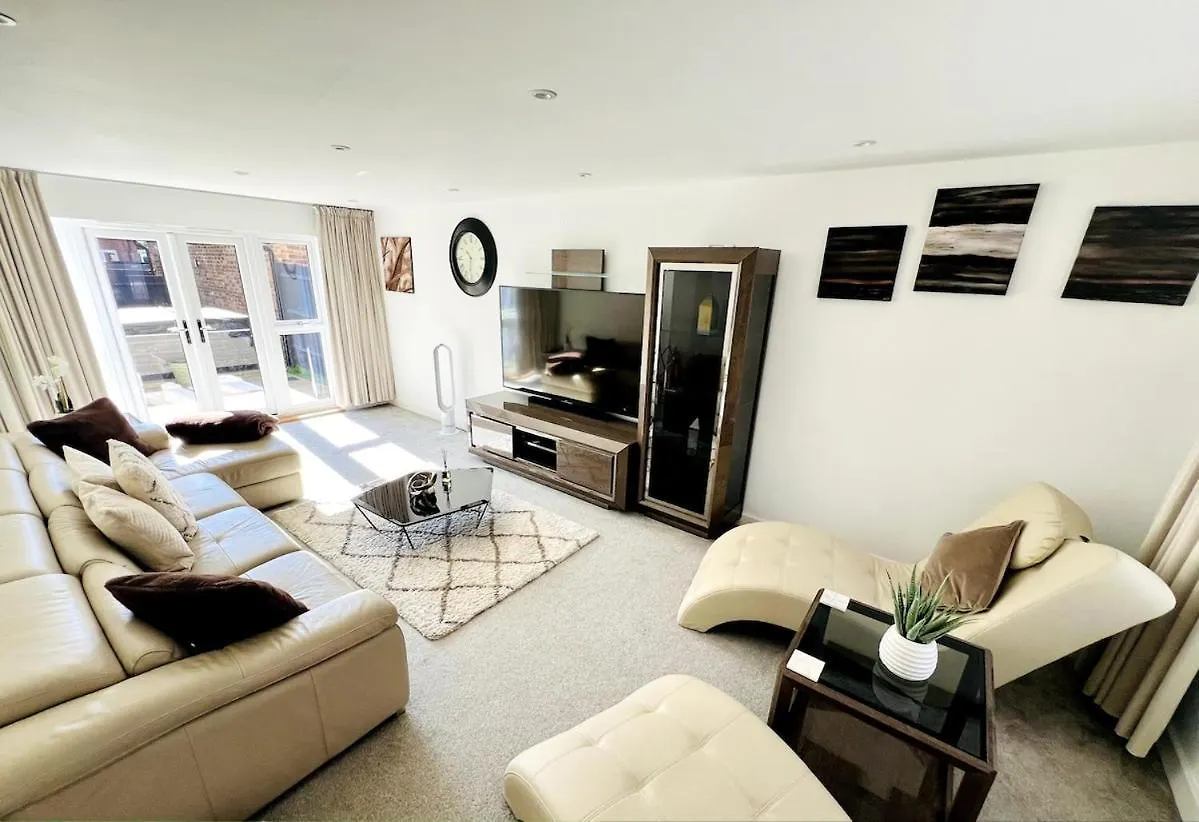 4 Bedroom Home With Study Space Horley 0*,  Velká Británie