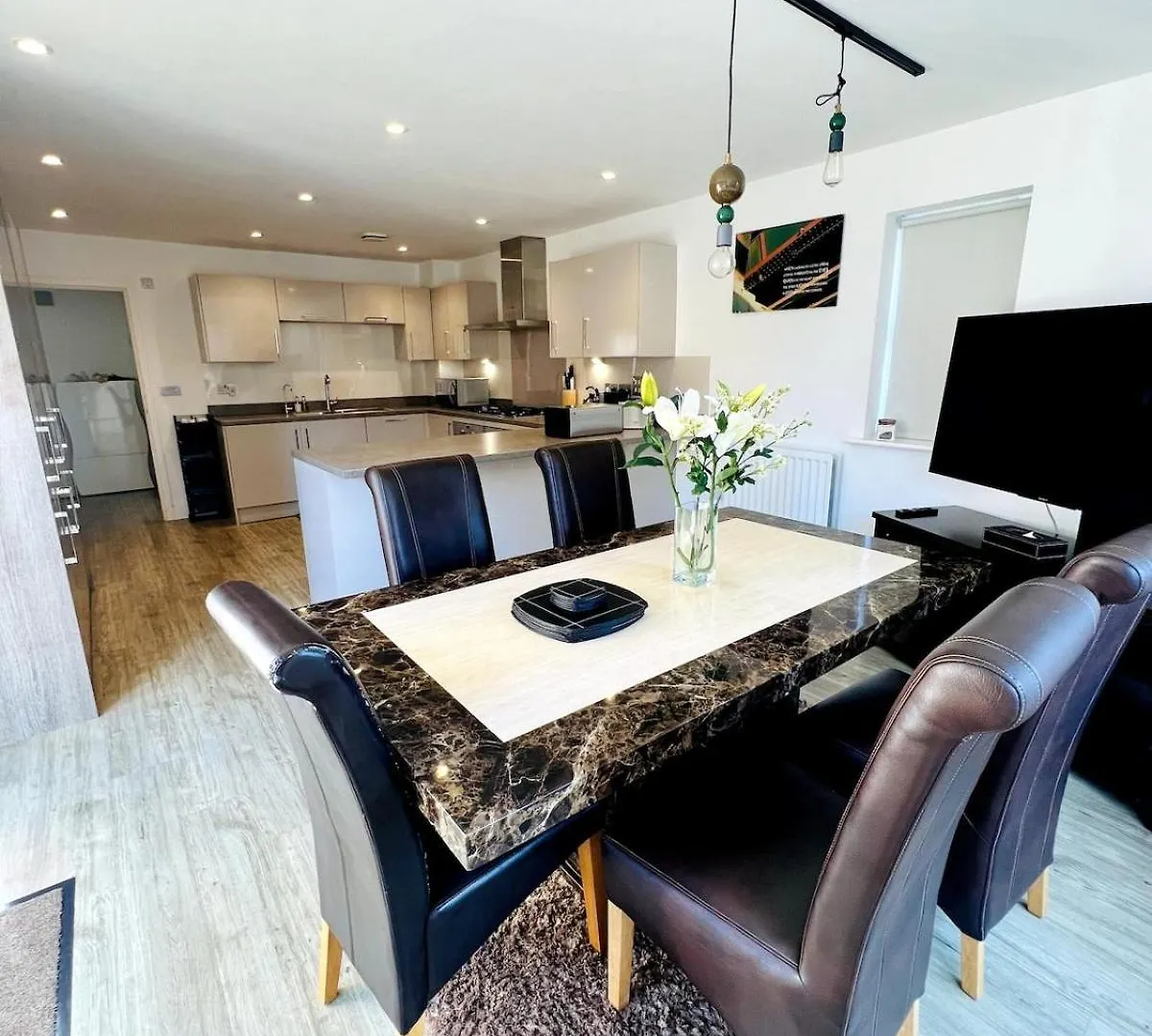 4 Bedroom Home With Study Space Horley 0*,  Velká Británie