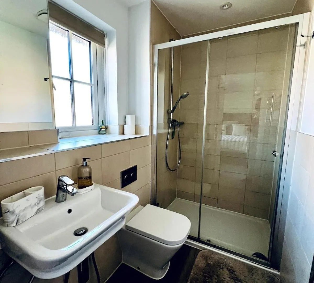 4 Bedroom Home With Study Space Horley