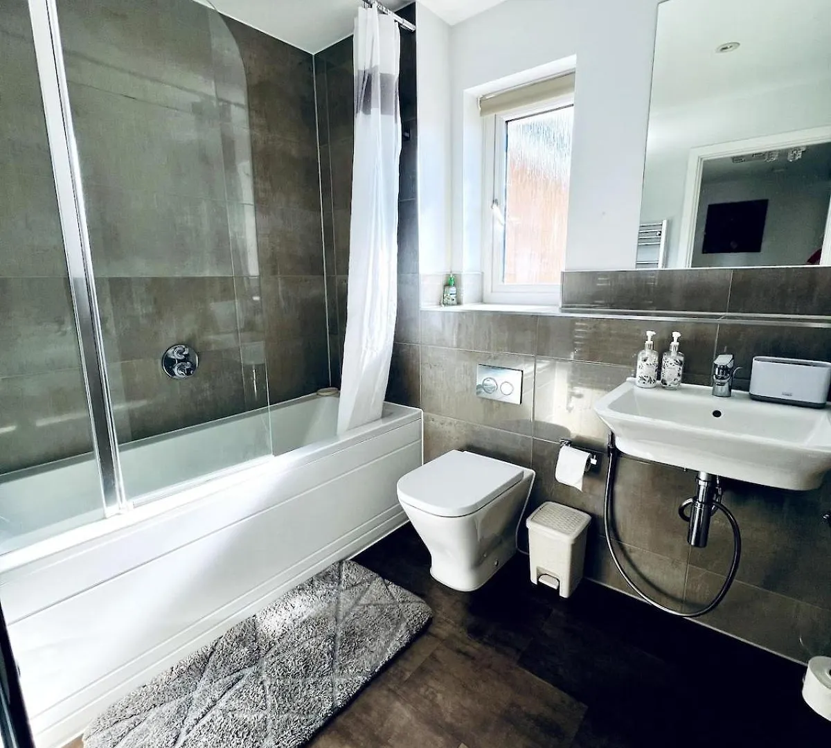 Prázdninový dům 4 Bedroom Home With Study Space Horley